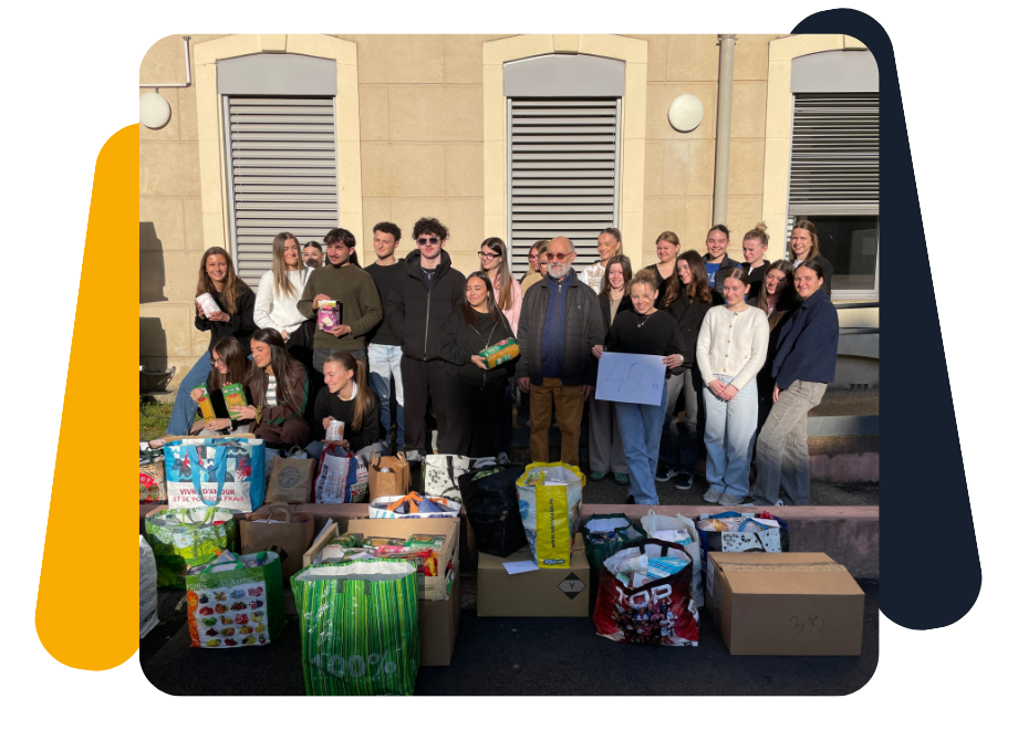 Groupe d’élèves participant à une action de solidarité avec une collecte de dons alimentaires organisée par la pastorale de l’établissement.