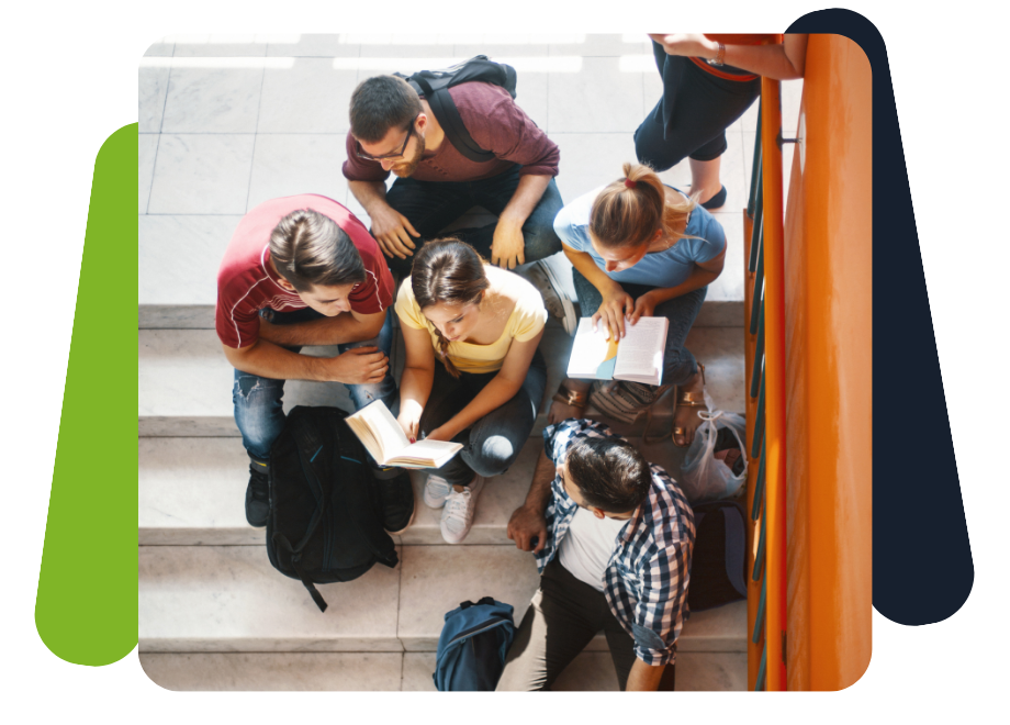 Groupe d’élèves du Collège La Salle Alès travaillant ensemble sur des marches, en situation d’étude et de collaboration.